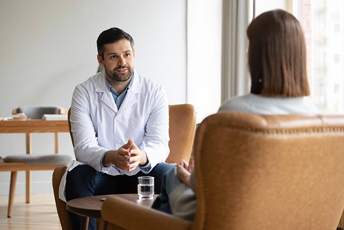 Психотерапевтический прием в светлом кабинете.